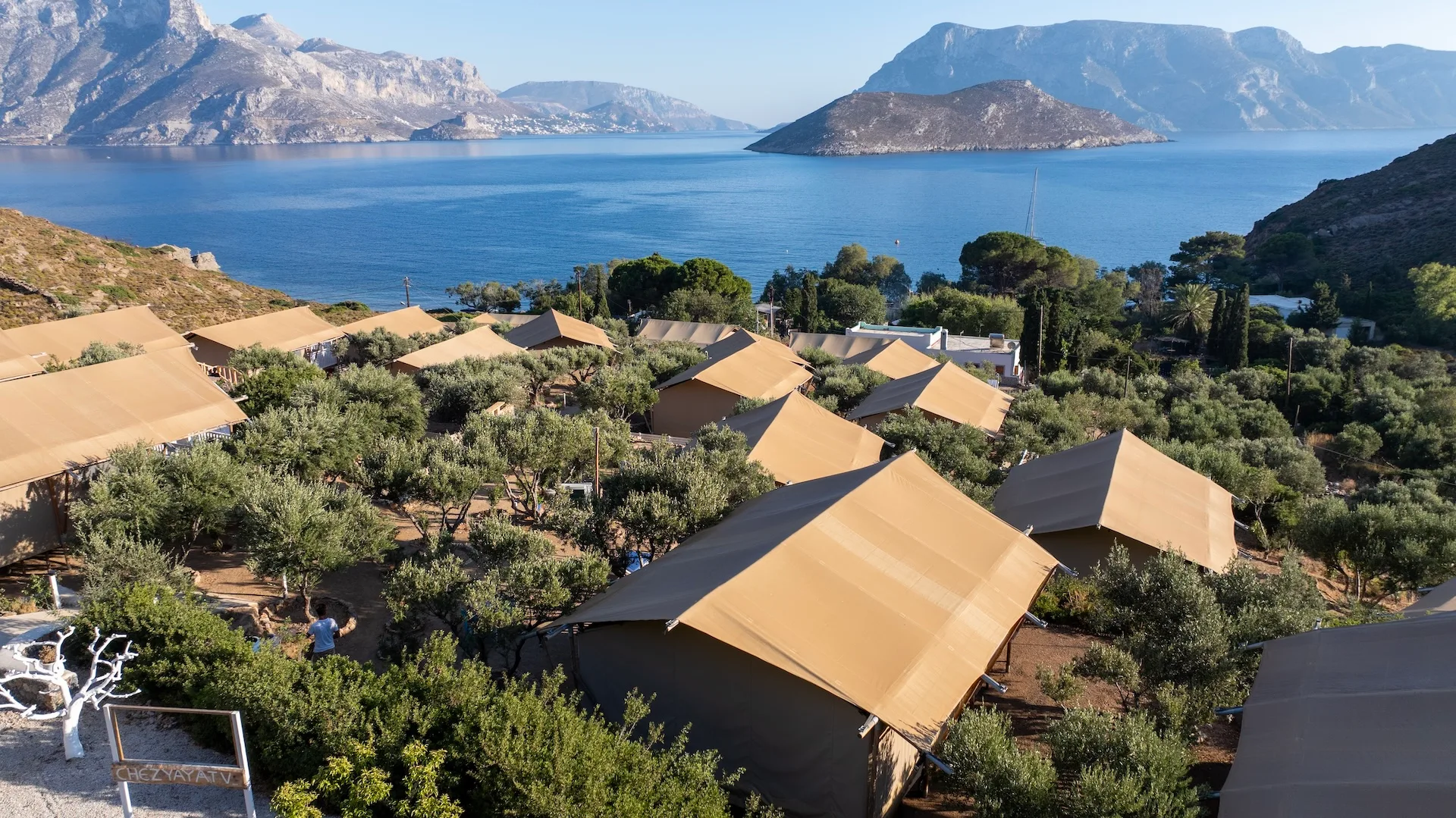 77** lodges dans vegetation